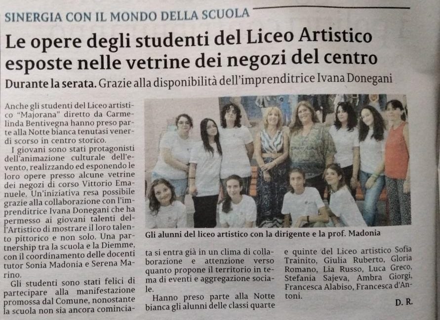 Le opere degli studenti del Liceo Artistico esposte nelle vetrine dei negozi del centro